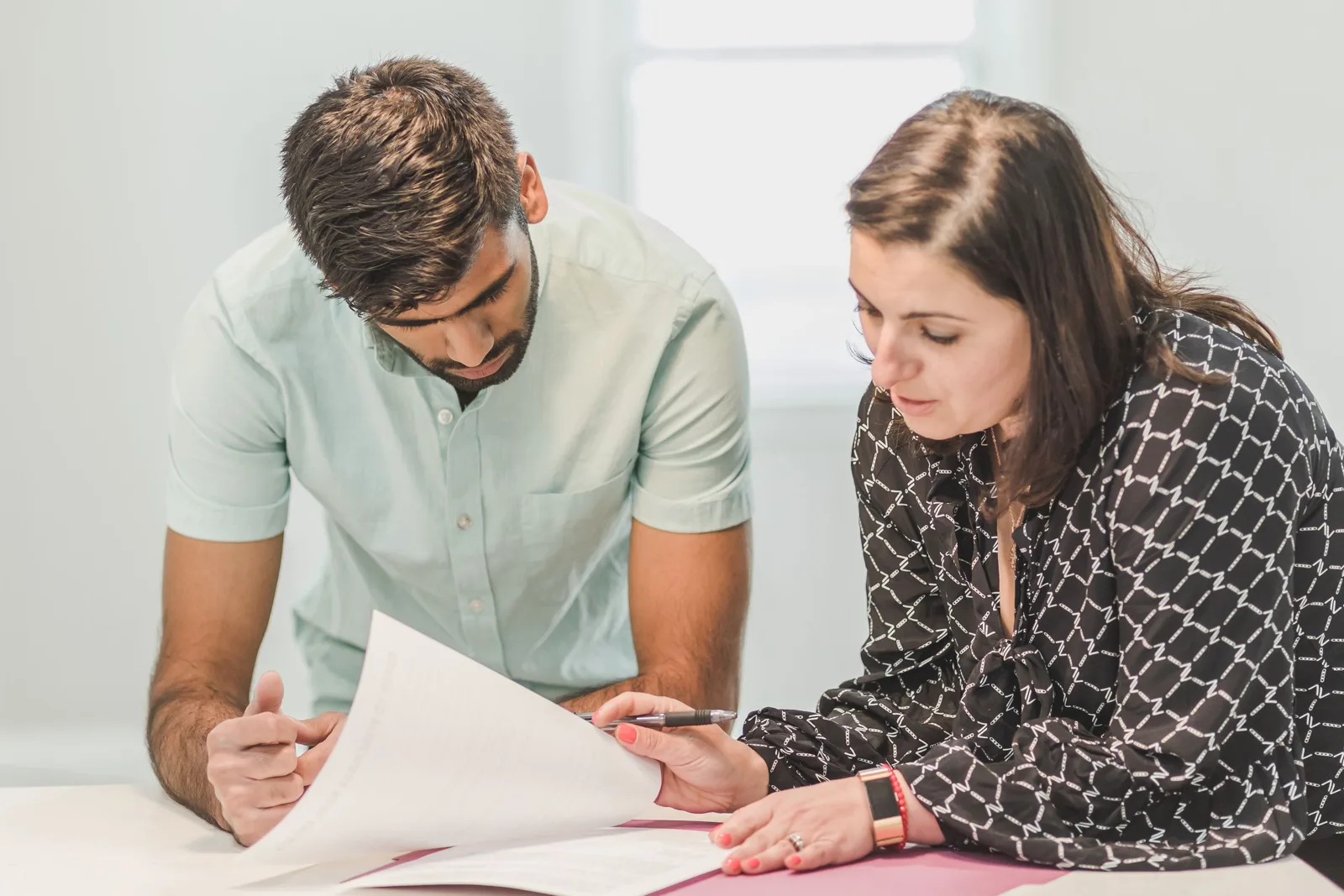 Photo d'un couple de primo-accédants recevant les clés de leur premier appartement lumineux