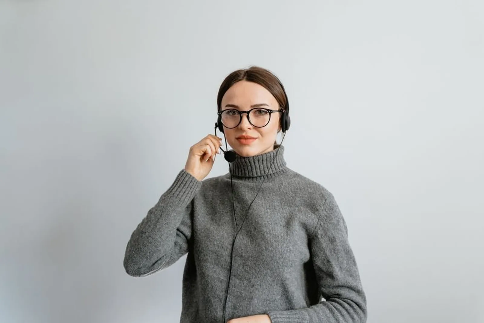 Conseillère Verisure au téléphone avec casque, devant un écran d'alarme connectée, ambiance bureau moderne